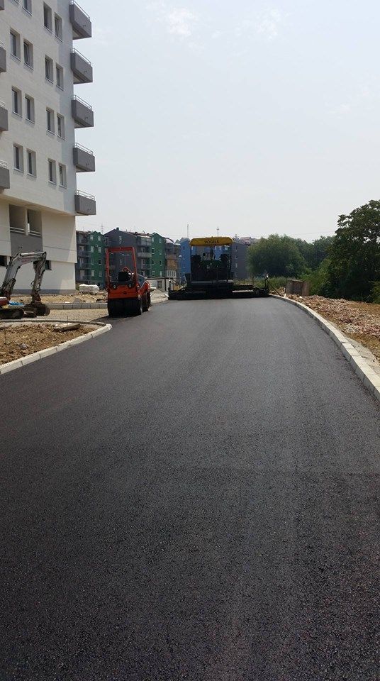 Nova interna saobraćajnica između objekata posle asfaltiranja