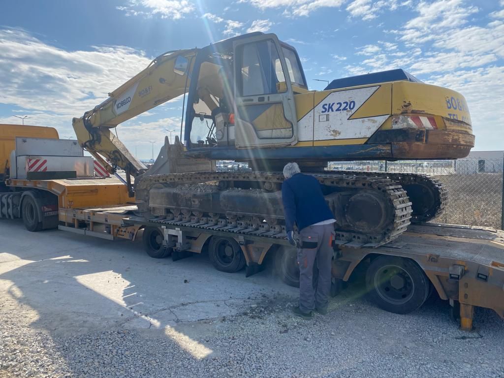 Bager guseničar SK220 spreman za transport