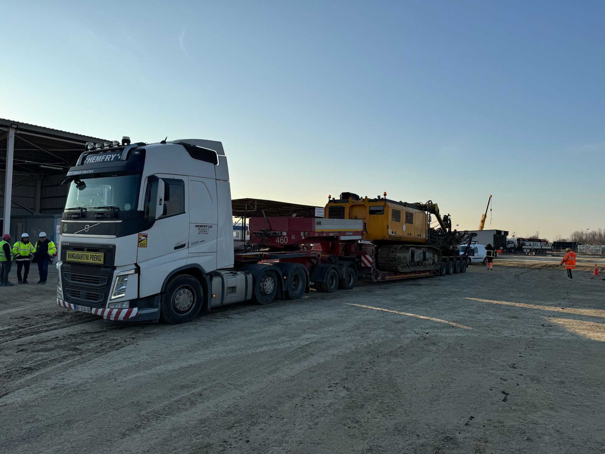 Beli Volvo tegljač sa natpisom Hemfry i tablom vangabaritni prevoz