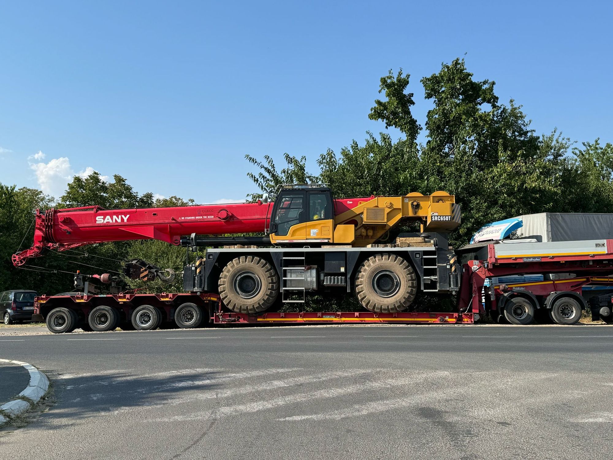 Auto-kran SANY utovaren na niskonoseću prikolicu